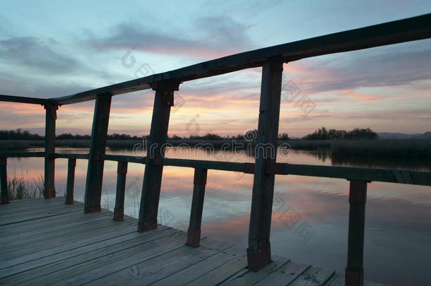 行人天桥走道。湿地景观。日落。日报表。城市真的。西班牙。