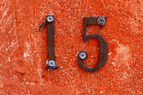 十五号由墙上的两个数字1和5组成