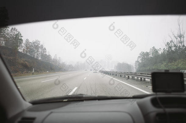 在雾霾里开车