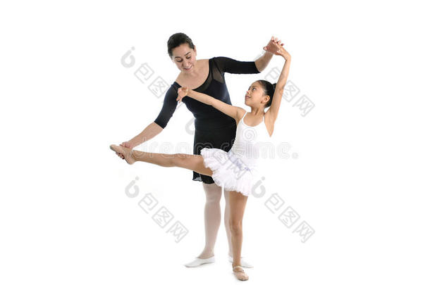 小女孩芭蕾舞演员和芭蕾舞老师一起学习<strong>舞蹈课</strong>