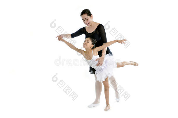 小女孩芭蕾舞演员和芭蕾舞<strong>老师</strong>一起学习<strong>舞蹈</strong>课