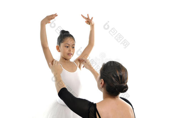 小女孩芭蕾舞演员和芭蕾舞老师一起学习舞蹈课