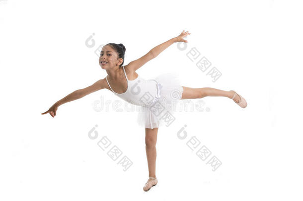 可爱的年轻可爱的芭蕾舞演员女孩在白色背景上跳舞