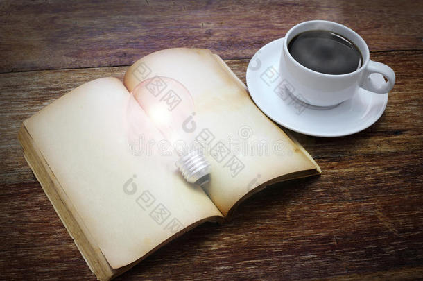 一杯带书和电灯泡的咖啡