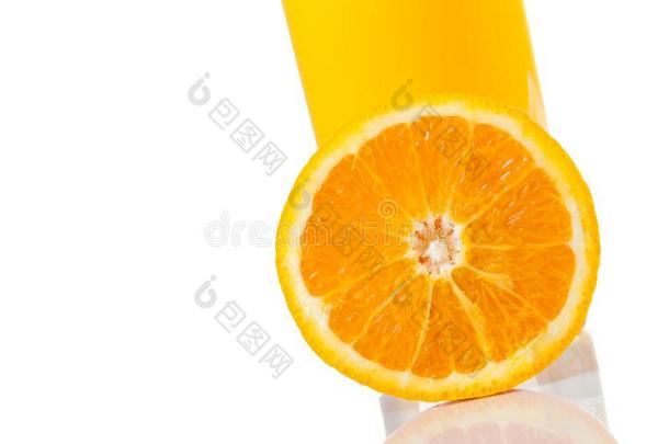 近半杯橙汁的详细信息，带文字空间