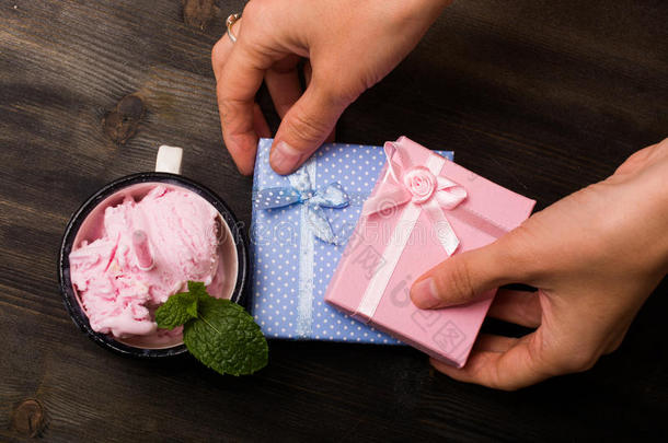 粉色和蓝色的小礼物和冰淇淋