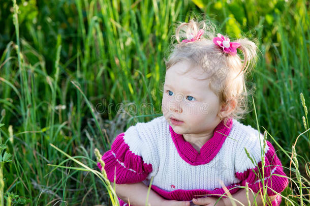 草地上草地上的小女孩画像。