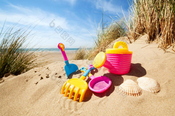 沙滩上的夏日沙滩玩具