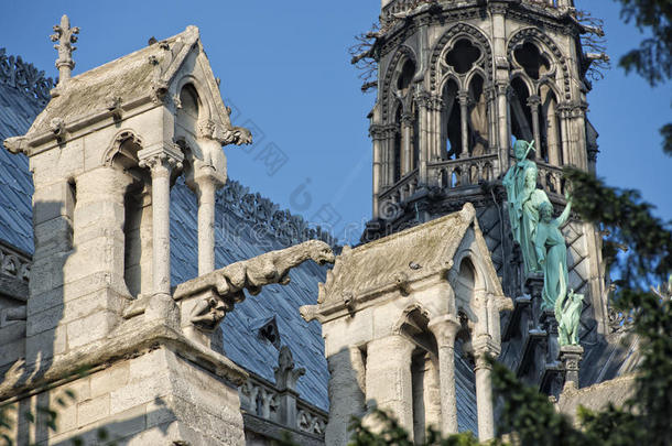 巴黎圣母院雕像和石像