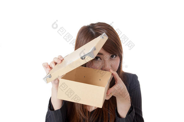 亚洲女商人小心地打开盒子小心地打开盒子