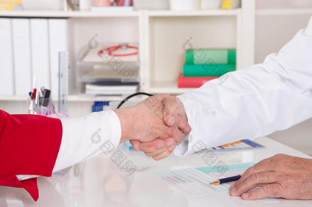 握手：医生说欢迎你来看他的老病人。