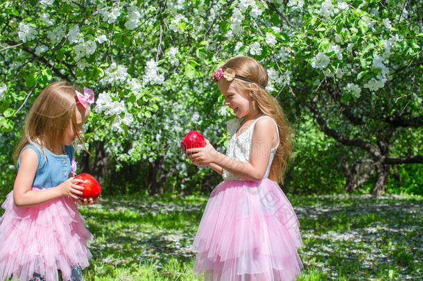 可爱的小女孩和大苹果在一起
