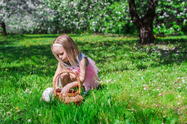 可爱的小女孩拿着草篮
