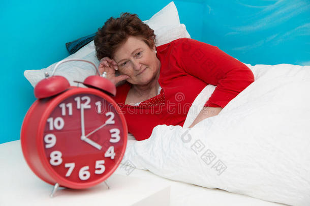 老年妇女卧病，失眠或失眠。