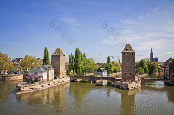 法国阿尔萨斯省斯特拉斯堡市。从瓦班拦河坝到中世纪桥的景色