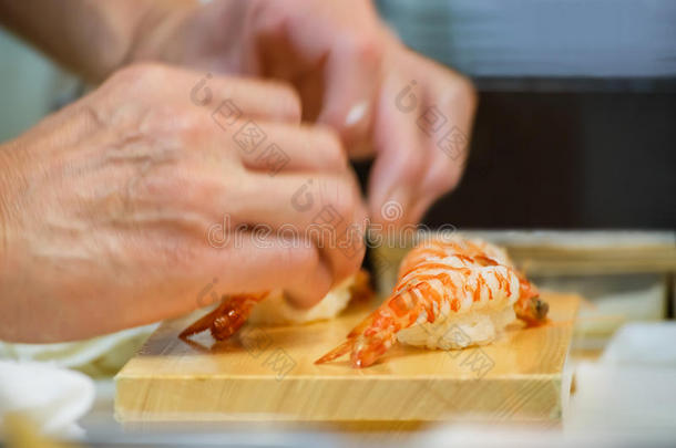 日本寿司厨师手特写