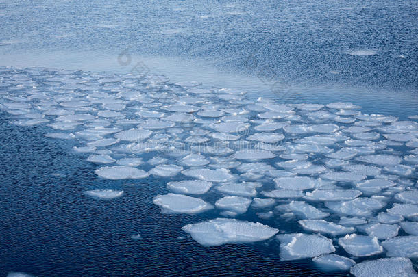 天然的冰块在海岸和海面上破碎