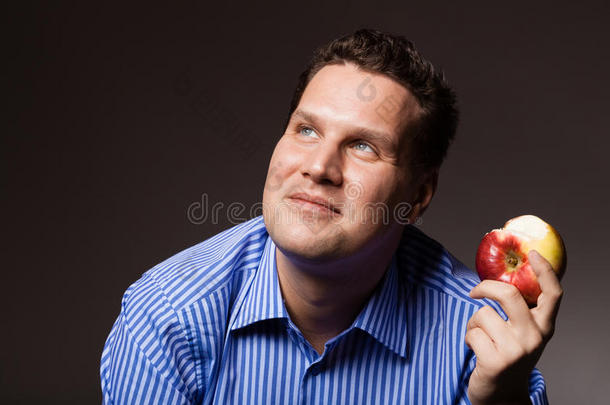 饮食营养。吃苹果水果的快乐男人