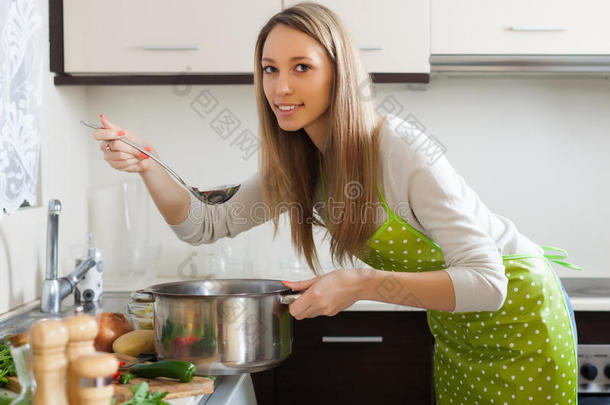 围裙煮汤的普通女人