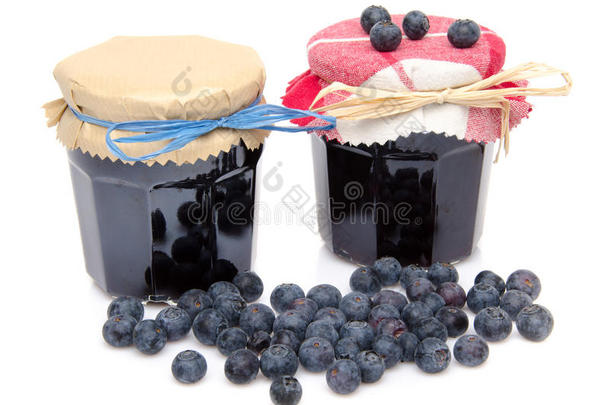 两罐<strong>蓝莓</strong>果酱和新鲜<strong>蓝莓</strong>