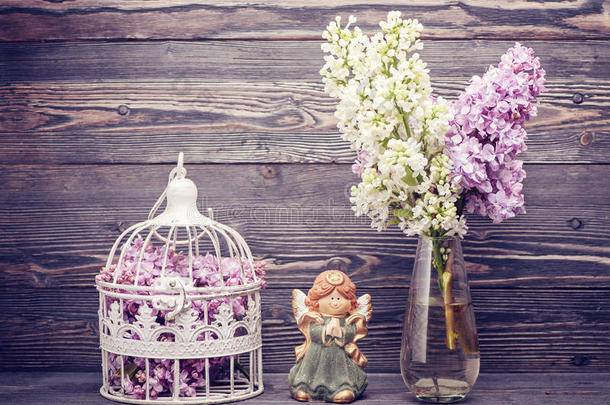 花束紫丁香，天使和鸟笼。 风格怀旧