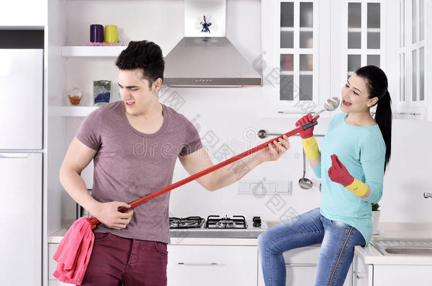打扫完房子后的幸福夫妻