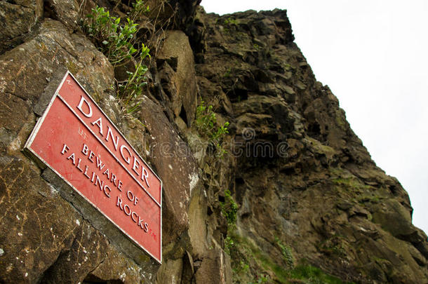 苏格兰爱丁堡悬崖上坠落岩石的红色警告标志。