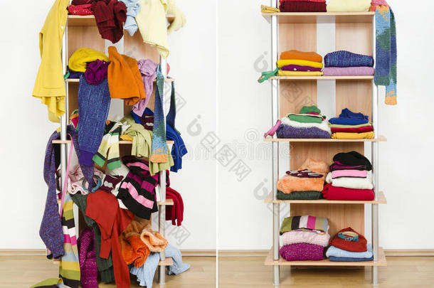 衣柜前凌乱，后衣柜五颜六色的冬装和配饰。