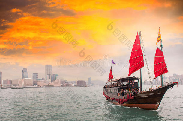 著名的红帆船横渡海峡从香港到九龙