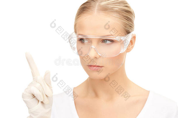 戴防护眼镜和手套的妇女