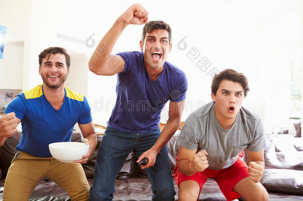 一群男人坐在沙发上看体育比赛