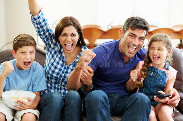 全家人观看足球庆祝进球
