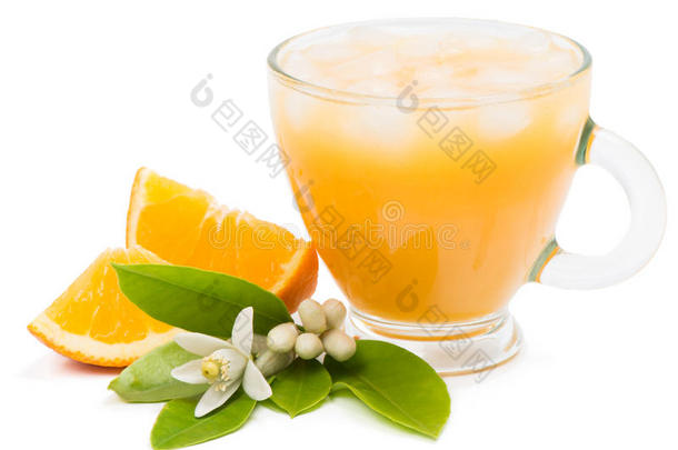 纯果汁加冰块和切碎的橙子