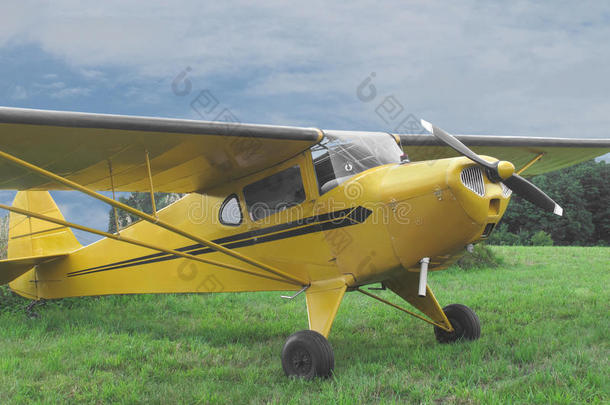 老式小型私人飞机。