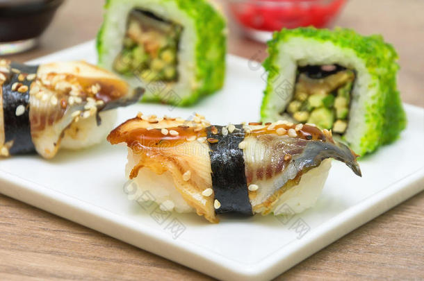 烟熏鳗鱼寿司特写。水平照片。