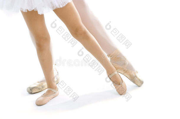 古典芭蕾舞教师的<strong>腿脚</strong>训练和小学生的训练姿势