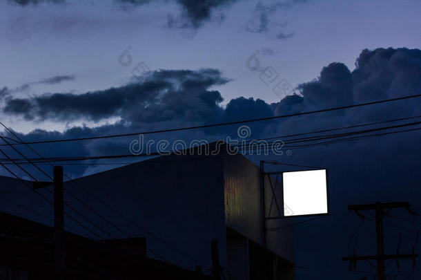 小灯箱在漆黑的夜空下，空白的模板