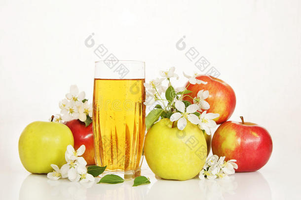 一杯新鲜苹果汁，有成熟的苹果和白花