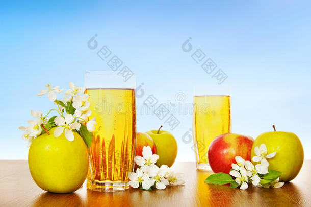 两杯新鲜苹果汁配熟苹果汁