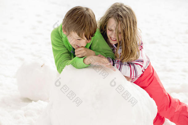 小男孩和女孩在<strong>堆雪人</strong>