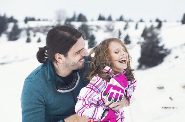 父亲在雪地里深情地拥抱着女儿