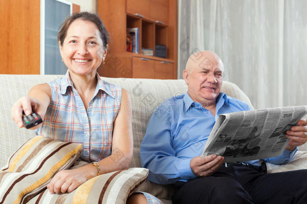 幸福的爷爷奶奶夫妇拿着报纸