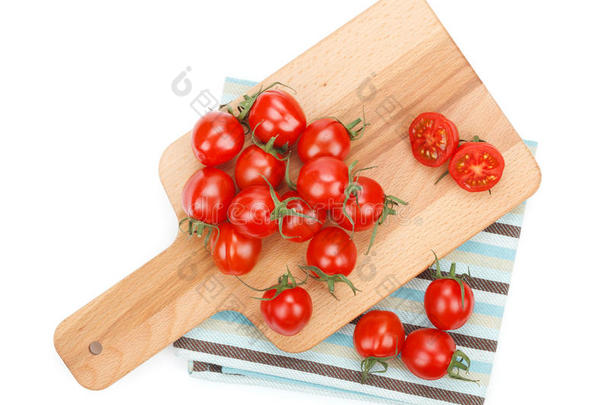 <strong>切菜</strong>板上的樱桃番茄