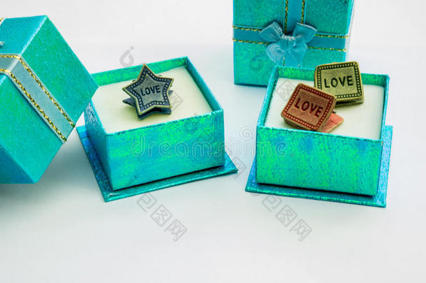 漂亮的颜色礼品盒和可爱的回形针