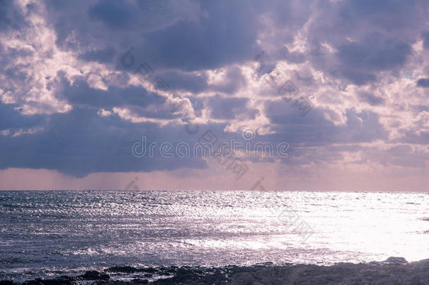 波光粼粼的大海。波光粼粼的海水，狂风暴雨。