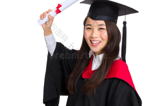 快乐的研究生女孩穿着学术礼服拿着文凭