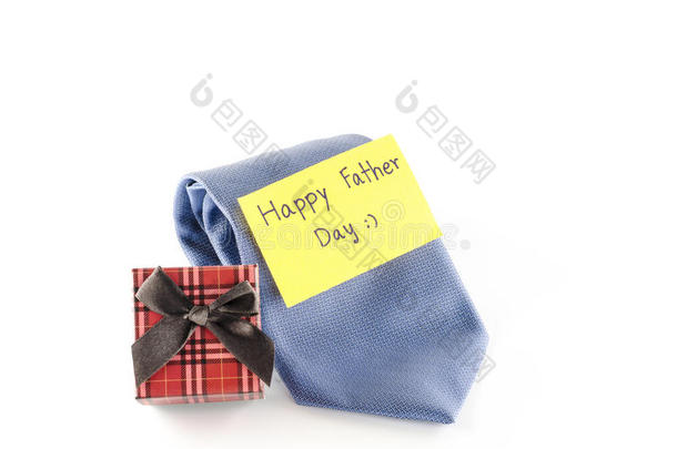 领带和带有卡片标签的礼品盒上写下父亲节快乐的词