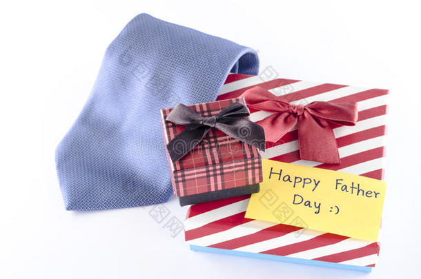 领带和两个带有卡片标签的礼盒上写着父亲节快乐的词