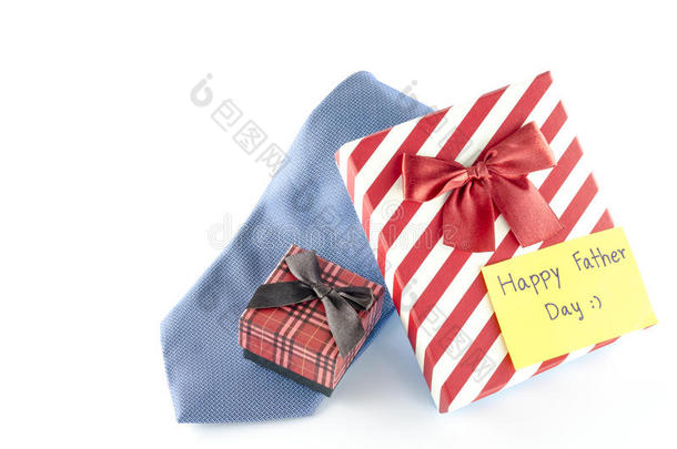 领带和两个带有卡片标签的礼盒上写着父亲节快乐的词