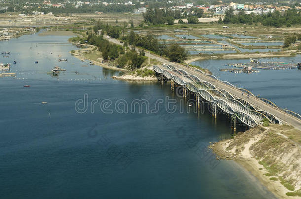 越南金兰海岸和大桥鸟瞰图